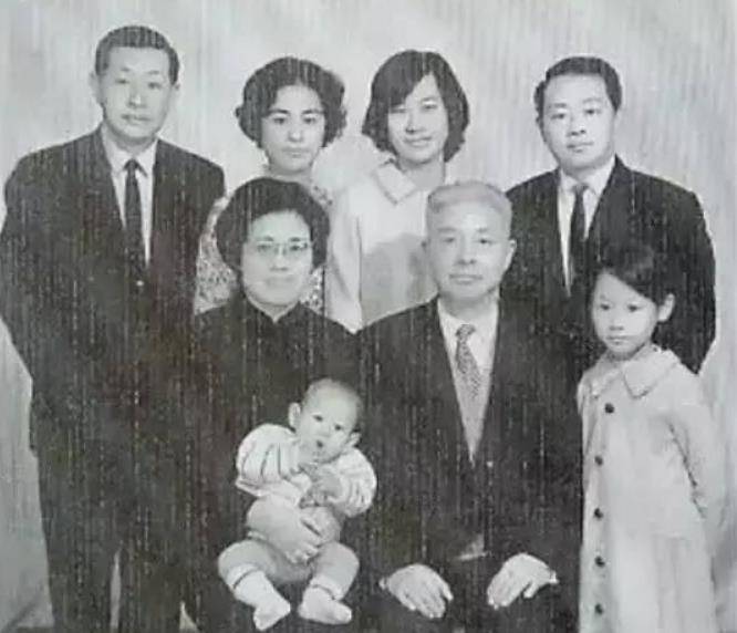 刘若英变胖了更美，穿长款白T恤+牛仔裤走机场，素颜状态太年轻