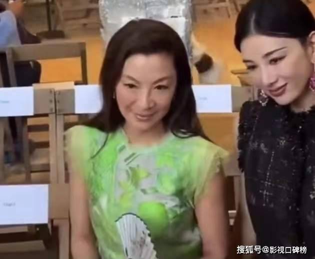 黄奕带女儿出游，11岁铛铛近照变化大好漂亮，身高猛蹿直追妈妈